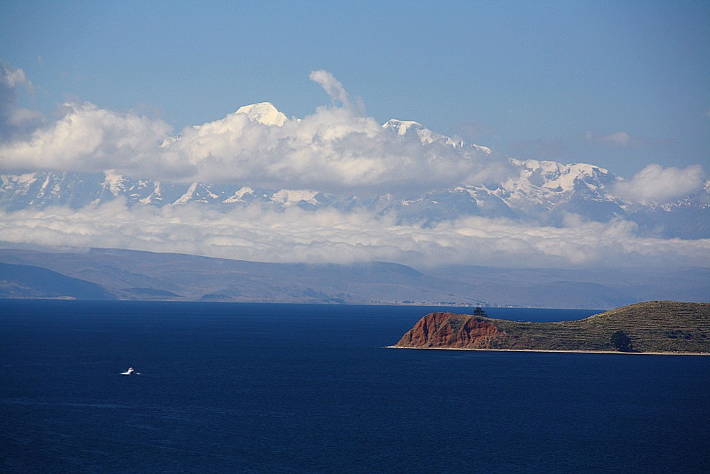 Cordilliera Real wznoszaca sie 2000 m nad jeziorem Titicaca. Wyspa z prawej to Isla del Luna.