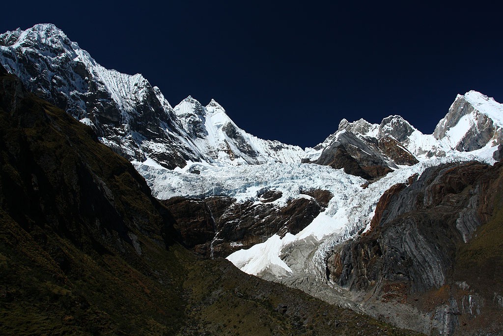 Widok na lodowce Yerupaja oraz Rasac z podejścia na przełęcz Sambunya (4750 m)