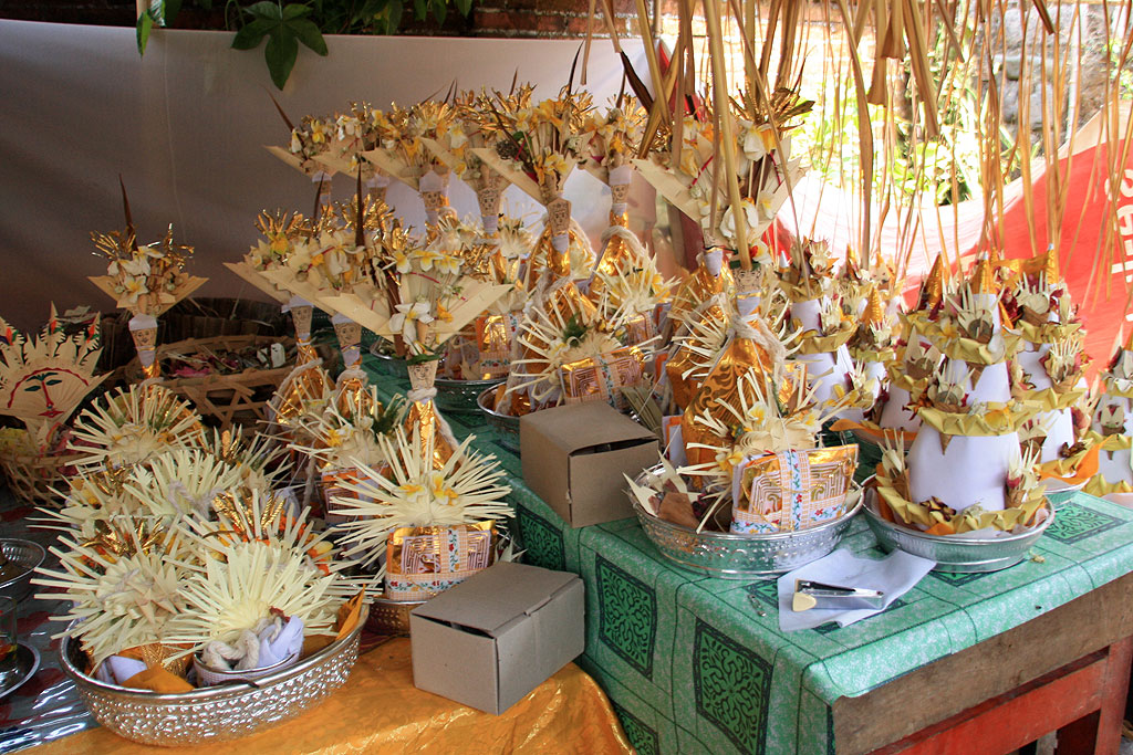 Uroczystość kremacji na Bali - ozdoby przygotowane do spalenia